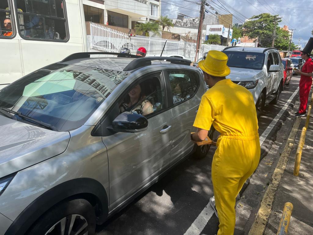 Educação para o trânsito da SMTT leva mensagem de conscientização sobre o trânsito a motoristas e pedestres - SMTT Aracaju